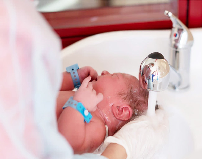 How to Give Your Newborn a Safe and Soothing Bath - Guide and Tips